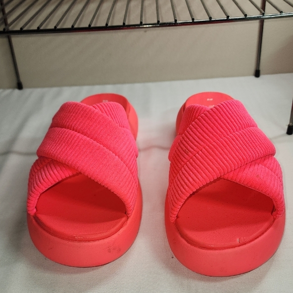 Toms Vibrant Pink Ribbed Slides - Picture 5 of 9